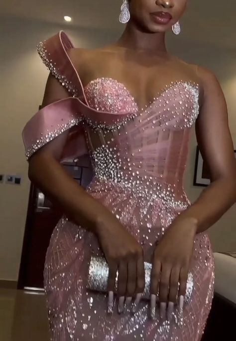 Beautiful Nigerian girl in pink aso ebi African Wedding Reception Dress, African Wedding Reception, Asoebi Lace Styles For Wedding, Corset Evening Dress, Prom Dress With Corset, Diamond Prom Dresses, Nigerian Traditional Dresses, Nigerian Wedding Dress, Nigerian Dress