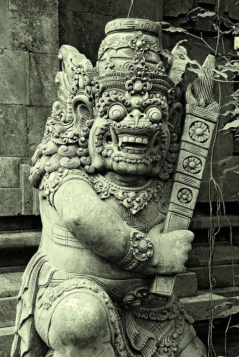 Balinese stone carving - The sculpture of Bali - Wikimedia Commons Bali Statue, Green Sculpture, Balinese Tattoo, Indonesian Art, Indian Sculpture, Stone Statues, Buddhist Art, Ancient Architecture, Chiaroscuro