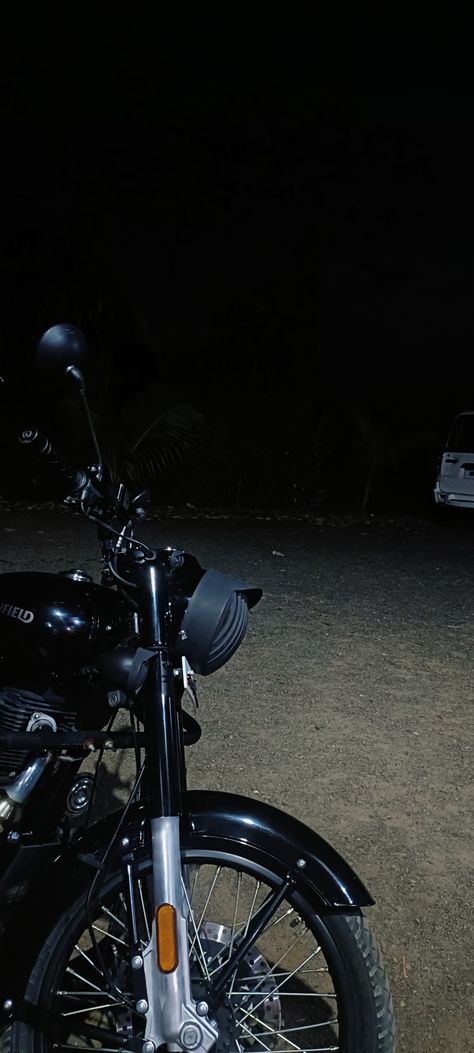 Diwali Night, Bike Rider Photography, Royal Enfield Classic 350cc, Classic 350 Royal Enfield, Aesthetic Bike, Best Smile Quotes, Bullet Bike, Night Bike Ride, Bullet Bike Royal Enfield