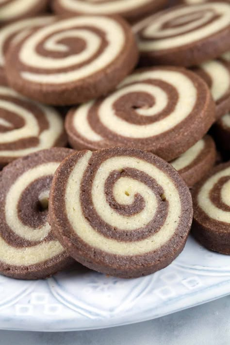 Chocolate Pinwheel Cookies, Pinwheel Cookies Recipe, Swirl Cookies, Pinwheel Cookies, Cookies And Candy, Christmas Cookie Recipes, Cookie Bar, Xmas Cookies, Biscuits Cookies