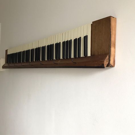 From an old piano to a coat rack Piano Shelf, Music Furniture, Old Piano, Key Holder Diy, Key Crafts, Cd Rack, Piano Art, Old Pianos, Upcycle Ideas