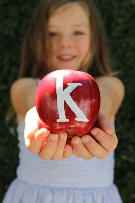 Initialed Apple 1st Day Of School Pictures, Kindergarten Graduation Pictures, School Chalkboard Art, Kindergarden Graduation, Back To School Photos, Preschool Photos, Kindergarten Photos, Kindergarten Pictures, First Day Of School Pictures