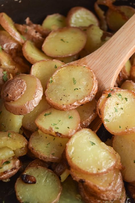 Pan Fried Red Potatoes, Potatoes Cakes, East Meals, Fried Red Potatoes, Russet Potato Recipes, Pan Fried Potatoes, Fried Potatoes Recipe, Fry Food, Red Potato Recipes