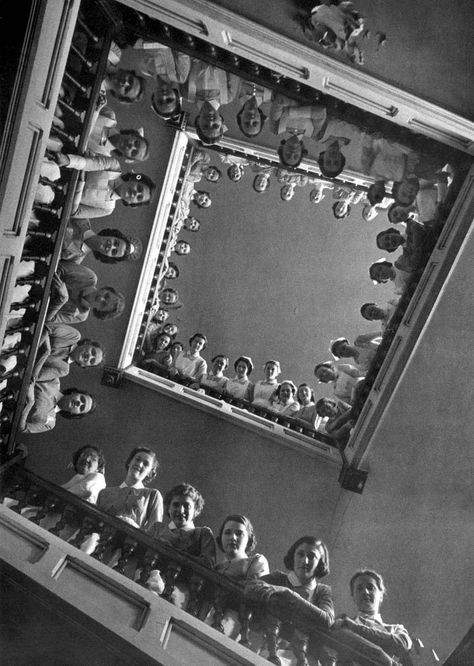 Alfred Eisenstaedt Alfred Eisenstaedt, Foto Art, Bw Photo, Black And White Photographs, Nursing Students, Vintage Photography, White Photography, Black And White Photography, Looking Up