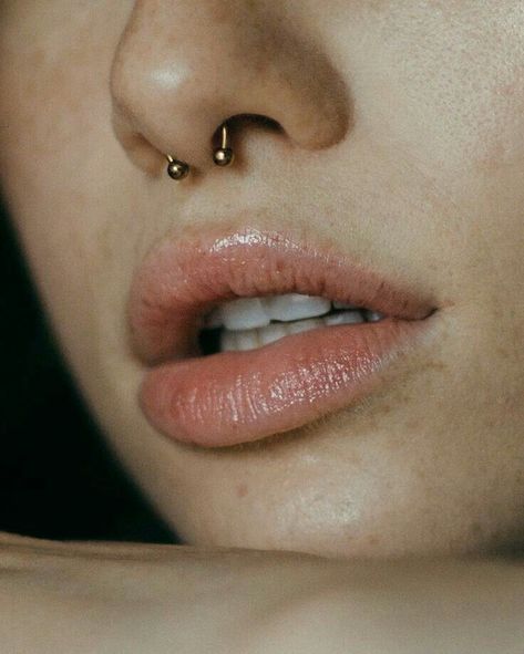 Septum Tattoo, Septum Piercing Men, Small Septum, Bijoux Piercing Septum, Spiderbite Piercings, Orr Piercing, Piercing Face, Piercing Bouche, Piercing Girl