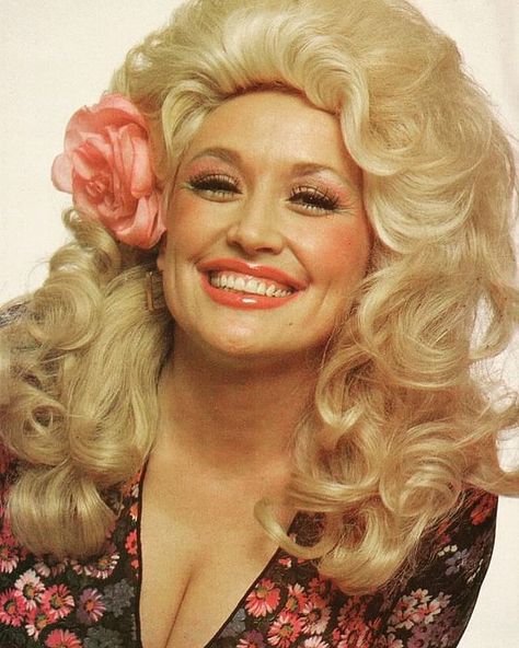 Dolly Parton Wigs, Dolly Parton Pictures, Rocky Top, Annie Leibovitz, That Smile, Hello Dolly, Dolly Parton, Vintage Girls, Happy Monday