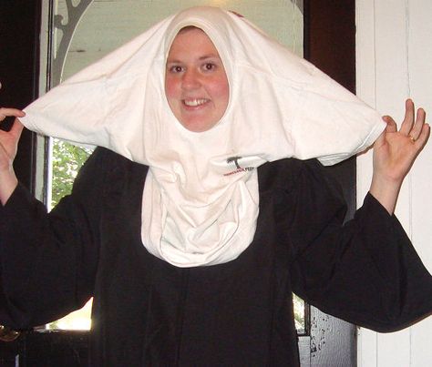 That’s right- a no sew, no fuss, super easy nun costume. Most of you can probably put this together with stuff you already have at home. What you need to make an easy nun costume: Graduation … Diy Nun Costume, Sound Of Music Costumes, Graduation Robes, Nun Halloween Costume, Saint Costume, Veil Diy, Nun Outfit, Nuns Habits, Nun Costume