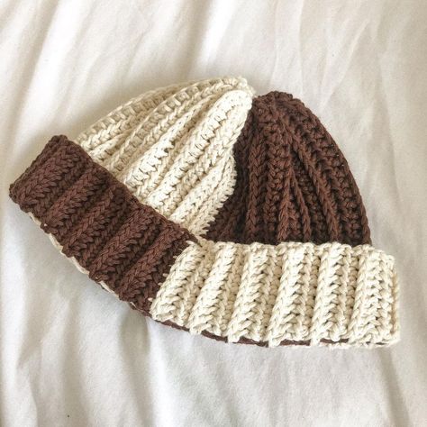 Two Tone Beanie, Crochet Classes, Crochet Knit Stitches, White Beanies, Fancy Nancy, Sweater Crochet, Hat For Man, Knit Stitch, Bucket Hats