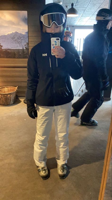 Ski Trip Aesthetic, Mode Au Ski, Ski Fits, Ski Fit, Ski Pics, Ski Trip Outfit, Rich Outfits, Skiing Aesthetic, Ski Aesthetic