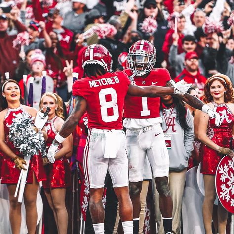 Alabama Football Pictures, Alabama Crimson Tide Football Wallpaper, Cool Football Pictures, Sports Magazine Covers, Alabama Football Roll Tide, Crimson Tide Fans, Nfl Football Pictures, Football Photography, Bama Football