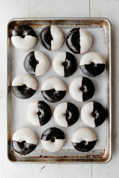 Black And White Decorations Birthday, Black And White Donuts Wedding, Black And White Party Food Ideas, Black And White Desserts Ideas, Black White Party Ideas, Birthday Decorations Black And White, Black And White Party Food, Black And White Birthday Party Ideas, Black And White Birthday Decorations