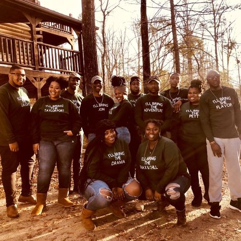 fRAMily Annual Cabin Trip Cabin Trip Outfit Men, Girls Cabin Trip Black Women, Cabin Trip Black People, Birthday Cabin Trip, Cabin Trips With Friends, Cabin Group Trip, Cabin Trip With Friends Aesthetic, Cabin Trip Aesthetic, Sag Szn