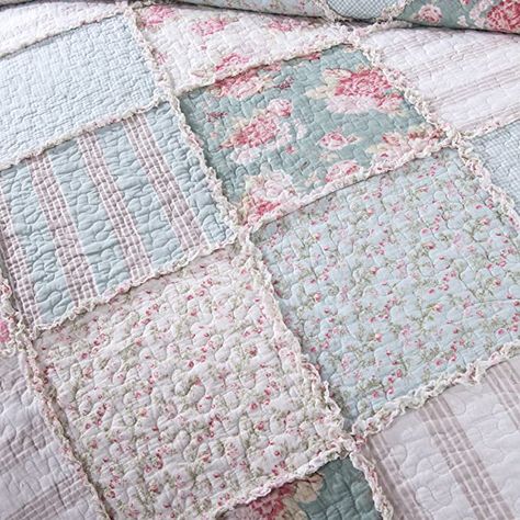 Ruffle Bedspread, Ruffle Quilt, Shabby Chic Quilts, Patchwork Bedspread, Floral Bedspread, Patchwork Clothes, Quilt Square Patterns, Floral Patches, Bed In A Bag