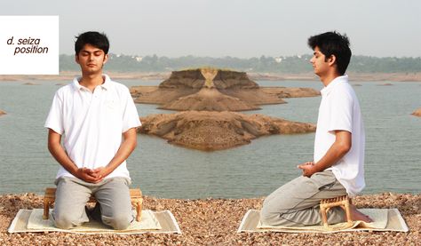 This is the seiza sitting position. This is how Japanese people sit. They have their knees bet on the floor. This is casual and formal sitting in Japan. Japanese Sitting Pose, Seiza Sitting, Sitting Pose Reference, Men's Health Fitness, Japanese People, Sitting Poses, People Sitting, Reflexology, Body Sculpting