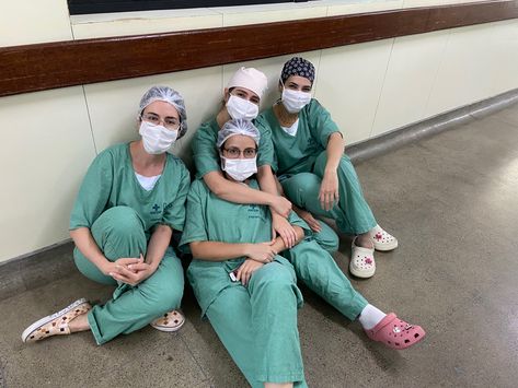 #medicine #operatingroom Med School Friends Aesthetic, Hospital Friends, Family Medicine Doctor, Doctor Friends, Nursing School Inspiration, Nursing Motivation, Hospital Admit Hand Pics, Nursing School Motivation, Doctor For Kids