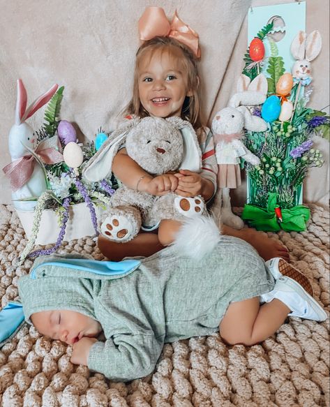 At Home Easter Photoshoot Toddler, Easter Sibling Pictures, Diy Easter Pictures, Toddler Easter Pictures, Baby Easter Pictures, Easter Pics, Kid Pictures, Sibling Pictures, Easter Photoshoot