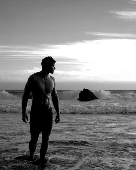 Beach Photo Men Ideas, Beach Pictures Man, Beach Poses Men Picture Ideas, Men At The Beach, Man On The Beach, Surfer Guys, Beach Editorial, Instagram Men, Gym Photos