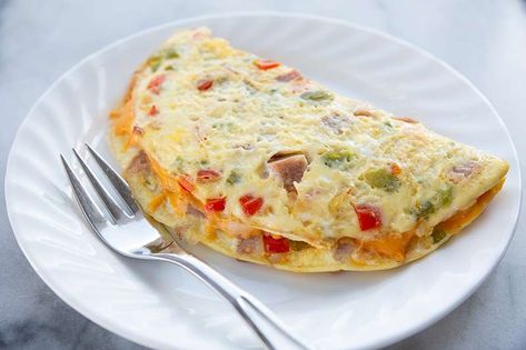 Western Sandwich, Stuffed Omelette, Breakfast Omelette Recipe, Easy Breakfast Casseroles, Western Omelette, Denver Omelette, Denver Omelet, Easy Omelet, Omelet Recipes