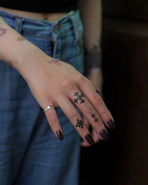 Fingers Tattoos, Flower Finger Tattoos, Beautiful Tattoo Designs, Sirius Star, Finger Tattoo For Women, Finger Tats, Hand And Finger Tattoos, Sharpie Tattoos, Hand Tats