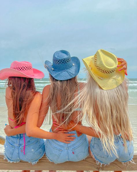 Spring break beach #cowgirlhat #beach #friends #springbreak #girls #summer #beachpictureideas Spring Break Friends, Spring Break Pics, Spring Break Picture Ideas Friends, College Spring Break, Sorority Beach Pictures, Spring Break Pictures Beach Pics, Beach Poses With Friends, Linda And Heather, Spring Break College