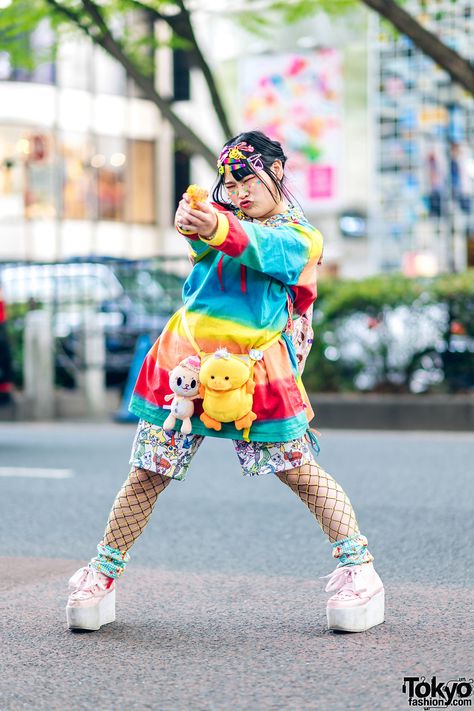 Decora Streetwear Style w/ Multiple Hair Clips, El Rodeo Rainbow Shirt, Pokemon Print Shorts, Fishnets & Laguna Mart Platform Bow Shoes Harajuku Shorts, Decora Style, Decora Fashion, Harajuku Decora, Harajuku Fashion Street, Tokyo Street Style, Harajuku Outfits, Rainbow Shirt, Fashion Aesthetics