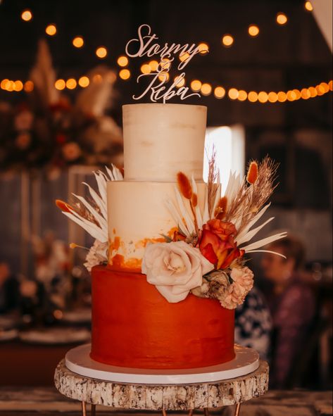 Boho inspired wedding cake in terracotta and neutral colors Orange Wedding Cake Ideas, Burnt Orange Wedding Cake, Terracotta Wedding Cake, Wedding Cakes Orange, Wedding Cake Ideas Elegant, Boho Terracotta Wedding, Bohemian Wedding Cake, Champagne Wedding Cakes, Orange Wedding Cake