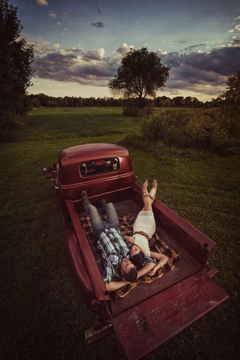 Country Relationship Goals, Country Relationships, Shooting Couple, Country Couples, Old Truck, Foto Tips, Luke Bryan, Photo Couple, Red Truck