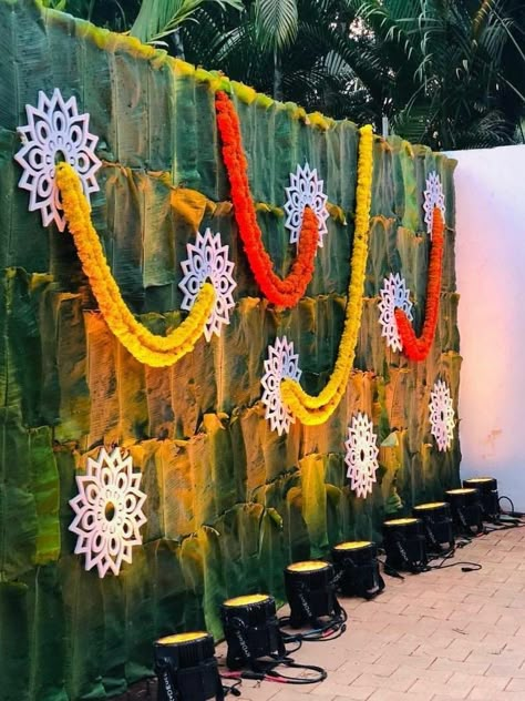 Puja Stage Decoration, Saree Backdrop Ideas, Diwali Backdrop Ideas, Leaves Backdrop, Leaf Decor Wedding, Weddings Decorations Elegant Romantic, Home Flower Decor, Plantain Leaves, Hall Decorations