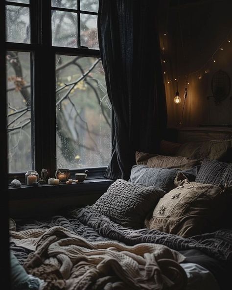 Dark Academia Bedroom Aesthetic, Academia Bedroom Aesthetic, Cozy Attic Bedroom, Black Bedroom Aesthetic, Bedroom Moody, Dark Cozy Bedroom, Academia Bedroom, Apartment Bedroom Ideas, Baddie Apartment