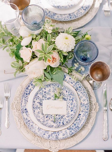 25 Gorgeous Spring Wedding Tablescapes- ELLEDecor.com Spring Wedding Tablescapes, Blue And White Dishes, French Blue Wedding, Design Online Shop, Wedding China, Kitty Party, White Dishes, Summer Tables, Spring Table