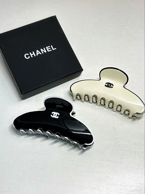 Chanel Hair Accessories, Dr Accessories, Chanel Items, Fancy Accessories, Luxury Hair Accessories, Dr Shoes, Golden Trio, Image Swag, Closet Accessories