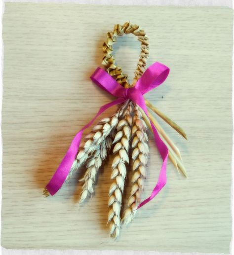 Witch Decorations Diy, Corn Dolls, Corn Dollies, Straw Stars, Wheat Decorations, Wheat Weaving, Witch Decorations, Harvest Festival Decorations, Harvest Festivals