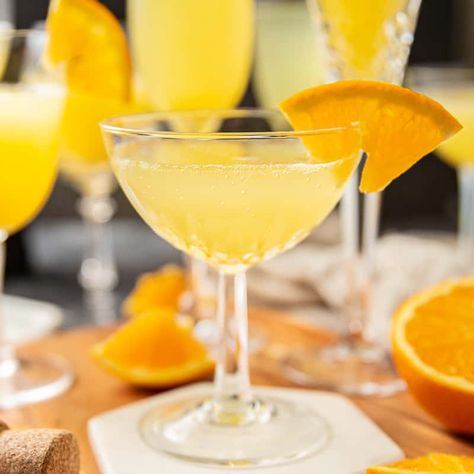 How to make a mimosa Easter Brunch Recipes, Champagne Drinks, Easter Brunch Food, Egg Dishes, Perfect Brunch, Brunch Cocktails, Recipes Simple, Whiskey Cocktails, Egg Dish