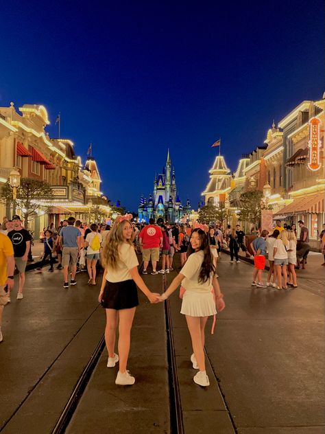 Disney With Your Best Friend, Disney Outfits Friends, Disney With Best Friend, Disney Pics With Friends, Disney Photo Ideas Friends, Disney Asthetics Photos, Disney With Friends, Disneyland Poses, Disney At Night