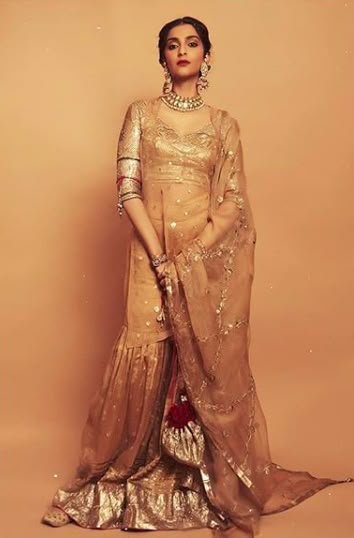 Shagun Blouse Designs, Sonam Kapoor Wedding, Anand Ahuja, Sonam Kapoor Fashion, Simple Saree Designs, Luxury Pret, Indian Designer Suits, Boho Dresses Long, Bridal Dress Fashion