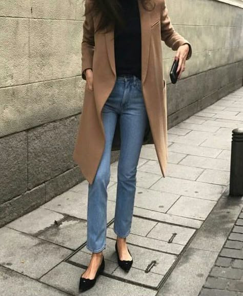 Camel Flats Outfit, Black Pointed Flats Outfit, Long Straight Leg Jeans Outfits, Flare Jeans Outfit Work, Suede Flats Outfit, Pointed Flats Outfit, Winter Goals, Barbara Martelo, Casual Friday Outfit