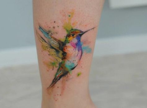 Quelle est la signification du tatouage de colibri. Dans le monde des tatouages, les tatouages d'oiseaux paraissent indémodables et les tatouages de colibri ne dérogent pas à la règle. Les colibris sont de petits oiseaux au plumage coloré et sophistiqu... Tattoo Finder, Watercolor Bird Tattoo, Bird Tattoos For Women, Flying Bird Tattoo, Watercolor Hummingbird, Tattoo Trend, Small Tattoos Simple, Tattoo Fails, Cute Small Tattoos