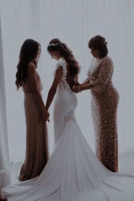 Before Wedding Pictures, Wedding Preparation Photos, Wedding Group Photos, Wedding Party Poses, Wedding Photo List, Bridesmaid Poses, Wedding Photography Bridal Party, Bridesmaid Pictures, Bridesmaid Photoshoot