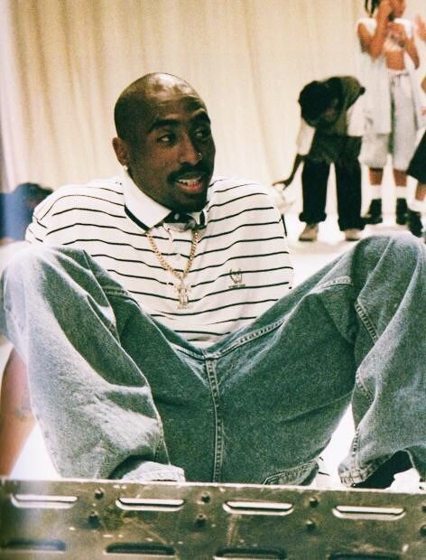 On set of music video Tupac Photos, Tupac Makaveli, Tupac Wallpaper, 90s Rappers, Looks Hip Hop, Gangster Rap, Tupac Pictures, 90s Hip Hop Fashion, Snoop Dog