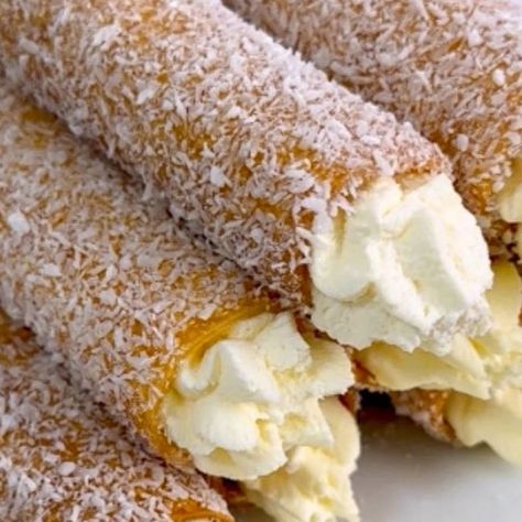 Angelo Coassin on Instagram: "SWEET FRIED CANNELLONI 😍 Written recipe and measurements are on the link on my profile 🥰❤️🇮🇹 Today I want to show you this super easy dessert recipe that I always make around Christmas time! 🎄 My sweet fried cannelloni literally take 10 mins to make and they are very similar in taste and consistency to Sicilian cannoli! 😋 Once you fill them with cream, it is very important that you let your cannelloni rest in the fridge for at least 3 hours, this way the pasta shell will soften and reach the perfect consistency to serve! 🥰 Who is going to try them this Christmas? ❄️ #italianfood #italian #dessert #pasta #recipe #food #foodie" Catering Hacks, Cannoli Recipe Easy, Sicilian Cannoli, Super Easy Dessert, Fried Pasta, Sweet Fries, Dessert Pasta, Cannoli Recipe, Italian Recipes Dessert