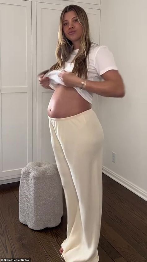 Sofia Richie gives birth to a baby girl named Eloise Samantha Grainge Sophia Richie Maternity Style, Sofia Richie Pregnant, Sophia Richie And Elliot Grainge, Elliot Grainge And Sofia Richie, Sofia Richie Pregnancy Shoot, Sophia Richie, Preggo Fashion, Sofia Richie, Nicole Richie