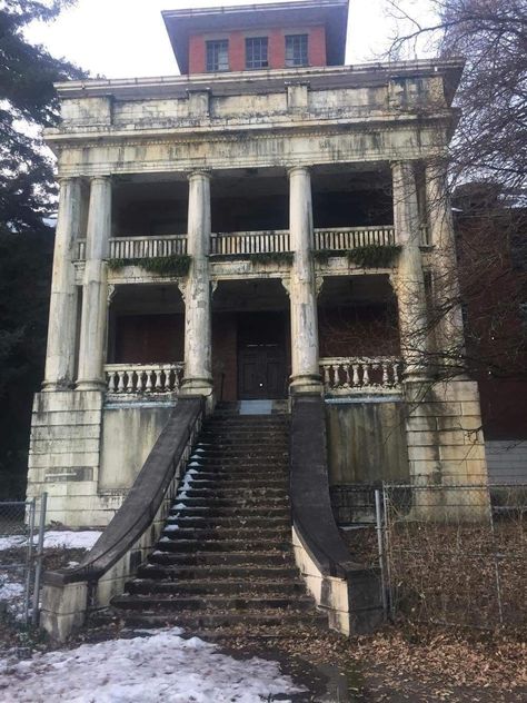 Creepy Architecture, Hospital Exterior, Creepy Old Houses, Abandoned Architecture, Old Abandoned Buildings, Creepy Houses, Psychiatric Hospital, Abandoned Mansion, Old Abandoned Houses