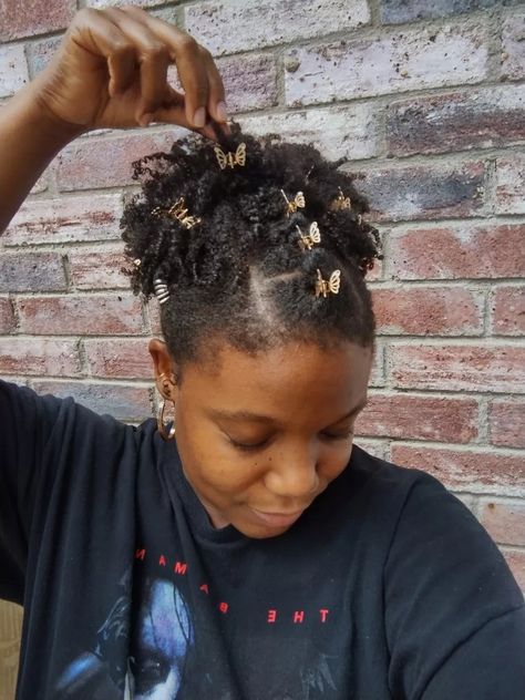 Black girl with curly coily hair and butterfly clips Hairstyles With Butterfly Clips Black, Barettes Hairstyles, Curly Natural Hairstyles, Y2k Hair Accessories, Hair Clip Hairstyles, Straight Wavy Hair, Butterfly Hair Clips, Mini Butterfly, Y2k Hair