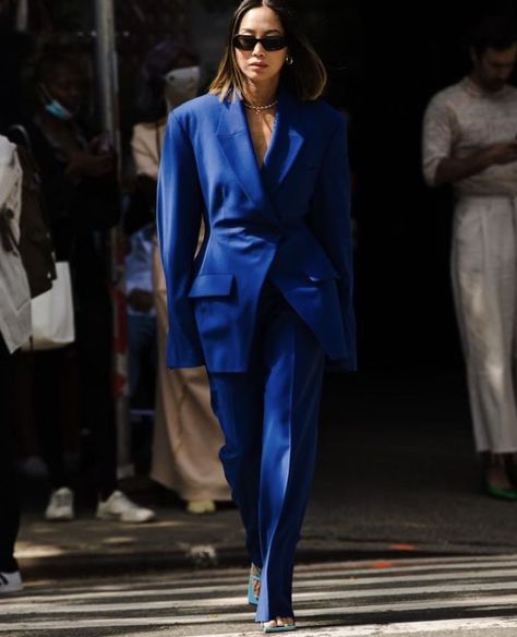 Cobalt Blue Fashion, Cobalt Blue Suit, Nyfw Style, Aimee Song, New York Fashion Week Street Style, B Fashion, Woman Suit Fashion, Fashion Week Street Style, Suit Fashion