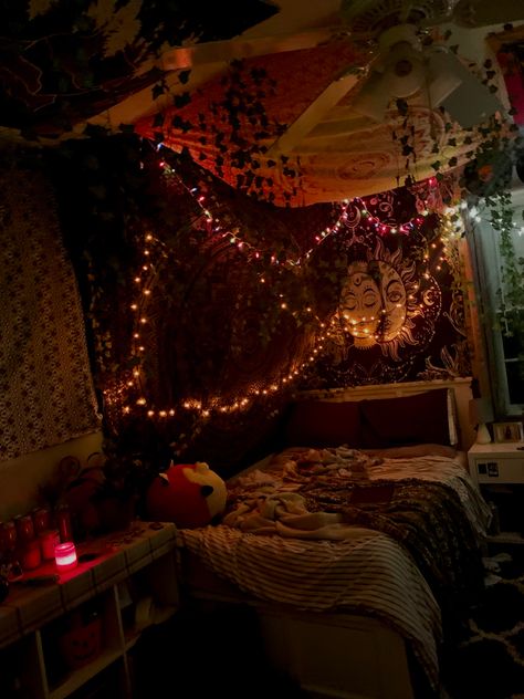 Cottage Core Witch Room, Room With Tapestries, Hippie Bedroom Aesthetic, Sesh Spot, Hippie Grunge Room, Hippy Bedroom, Hippie Room, Garden Nails, Decorative Wallpaper