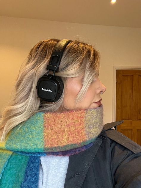 Blonde highlighted bob, marshall headphones, over the head headphones, trench coat Over The Head Headphones, Marshall Major Iv, Highlighted Bob, Acne Scarf, Blonde Highlights Bob, Headphones Outfit, Headphone Outfit, Aesthetic Fall Outfit, Marshall Headphones