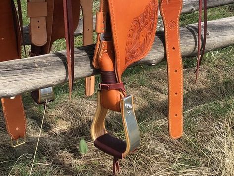 Saddle Repair, Horse Maintenance, Horse Hacks, Horse Obstacles, Horse Tack Rooms, Saddle Bags Horse, Diy Horse Barn, Tack Rooms, Horseback Riding Tips