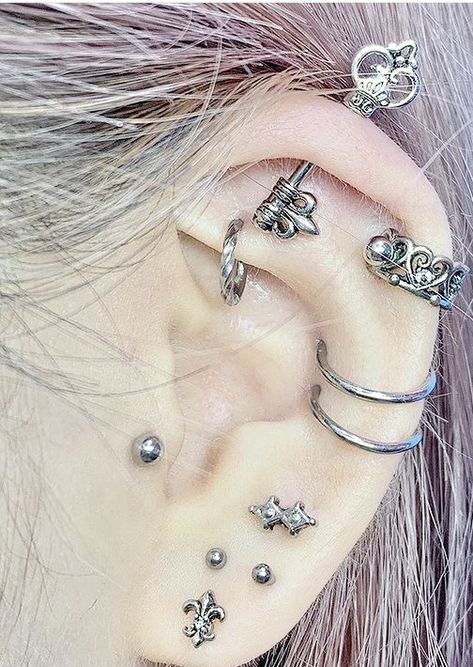 Black Ear Piercings Aesthetic, Gothic Ear Piercings, Vertical Helix Piercing, Emo Piercings, Cool Ear Piercings, Pretty Ear Piercings, Cool Piercings, Ear Style, Image Swag