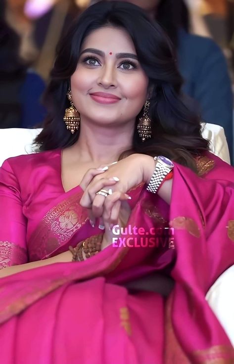 Sneha Actress, Cute Mobile Wallpapers, Poses Women, Photography Poses Women, Natural Face, Beautiful Saree, Indian Beauty Saree, Girl Face, Photography Poses