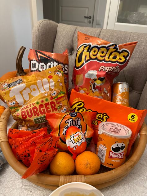 Orange Snacks For Party, Orange Bring A Board Night, Orange Food Basket, Rainbow Picnic Orange Food Ideas, Orange Bring A Board, Orange Board Night Ideas, Orange Food Ideas Party, Orange Foods For Party Basket, Orange Snack Board